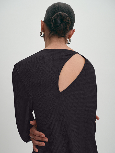 Платье миди с эффектным вырезом на спине