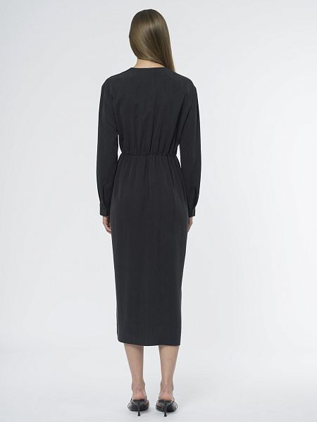 Приталенное платье с запахом