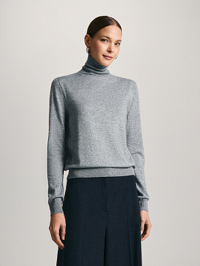 Джемпер с высоким горлом и длинным рукавом