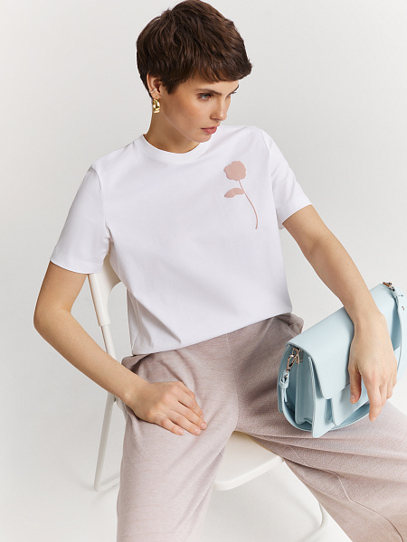 Футболка с минималистичным принтом 