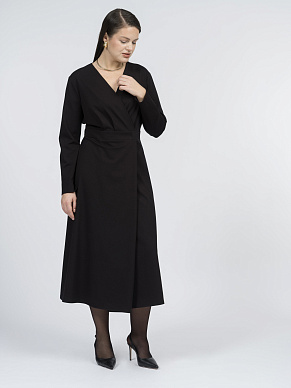 Приталенное платье с V-вырезом