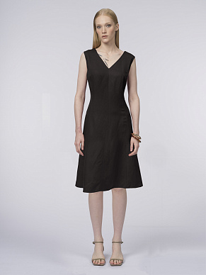 Приталенное платье изо льна