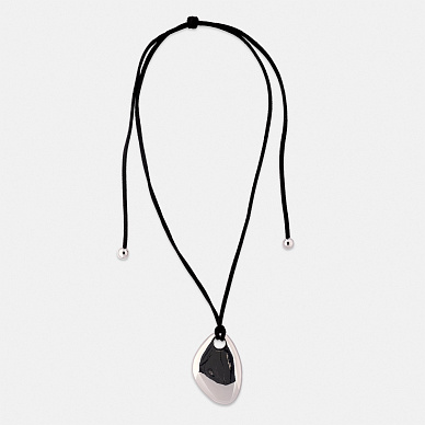 Серебристый кулон на шнуре