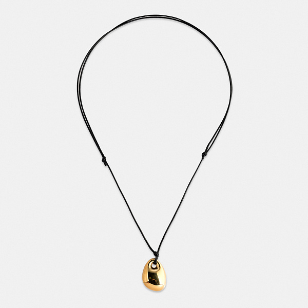 Золотистый кулон на шнуре