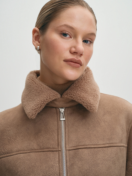 Короткая теплая дубленка на молнии