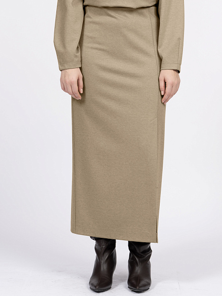 Прямая юбка с эффектным разрезом
