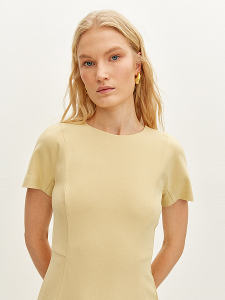 Платье-футляр с коротким рукавом