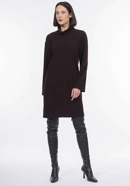 Короткое трикотажное платье с длинным рукавом