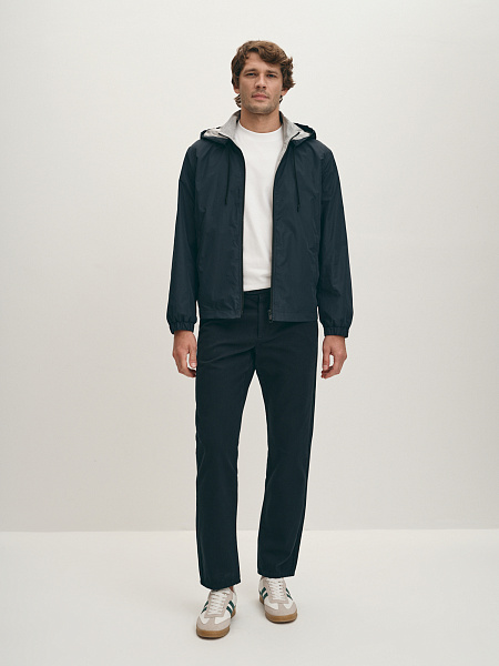 Легкая куртка-ветровка с капюшоном на молнии