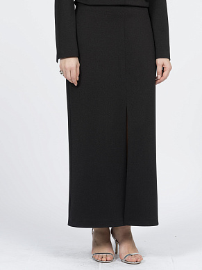 Прямая юбка с эффектным разрезом