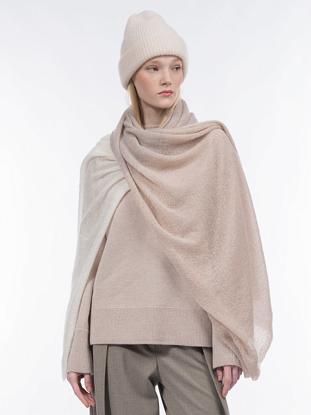 Шапка молочного оттенка