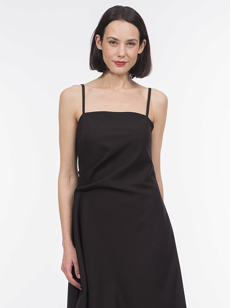 Платье с вискозой и шерстью на бретелях с высоким разрезом