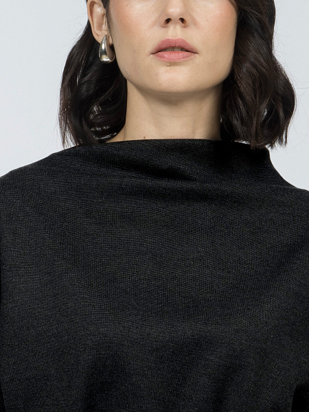 Блуза с цельнокроеной стойкой и асимметричным низом