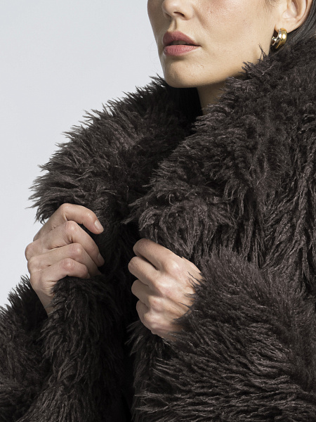 Утепленная короткая шуба из искусственного меха