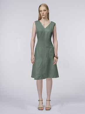 Приталенное платье изо льна