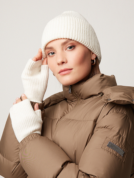 Шапка вязаная молочного оттенка