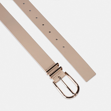 Ремень с крупной прямоугольной пряжкой