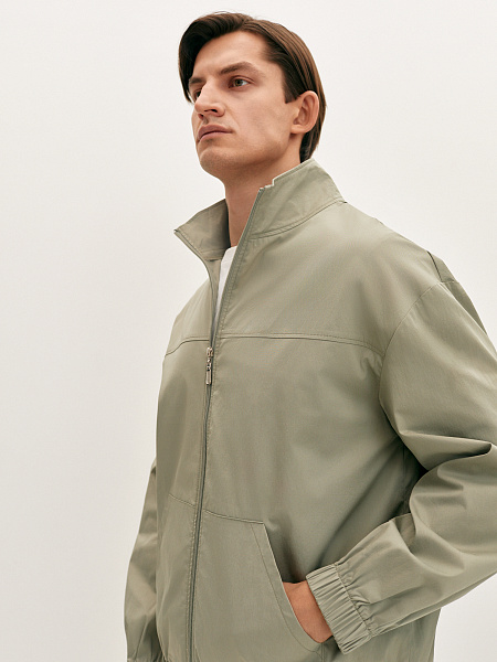 Бомбер в спортивном стиле