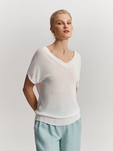 Футболка с V-образным вырезом