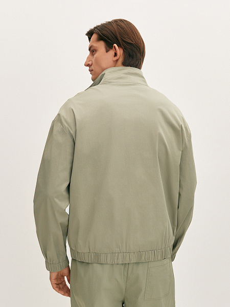 Бомбер в спортивном стиле