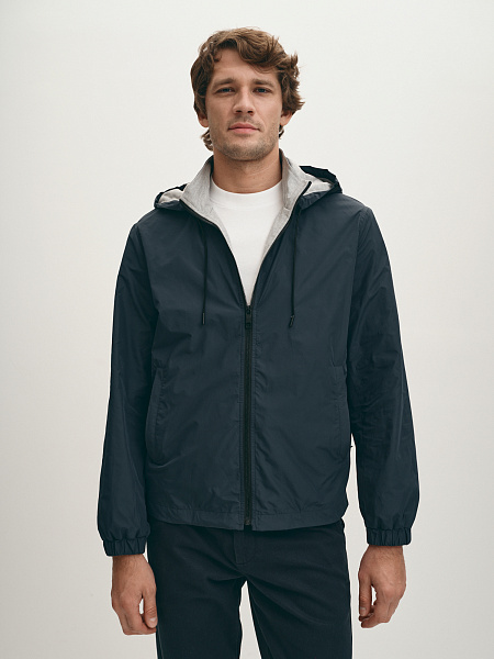 Легкая куртка-ветровка с капюшоном на молнии