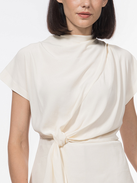 Приталенная блузка с драпировкой