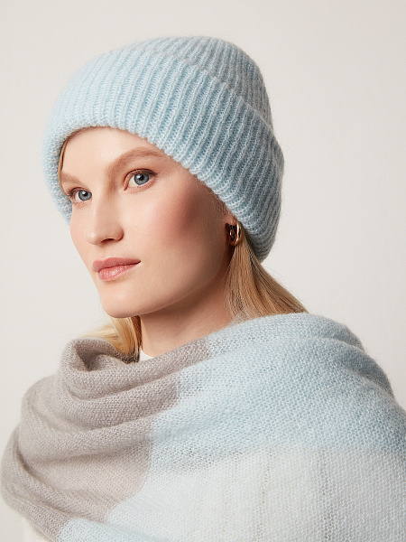 Шапка вязаная голубого оттенка