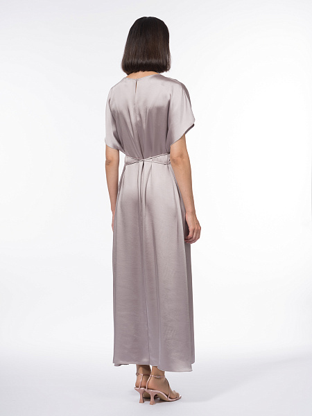 Длинное минималистичное платье из ткани с атласным блеском