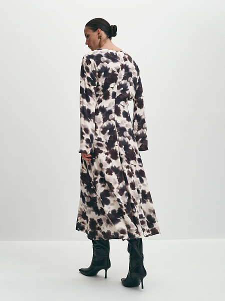 Длинное платье с рукавами