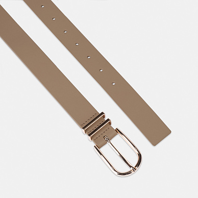 Ремень с крупной прямоугольной пряжкой