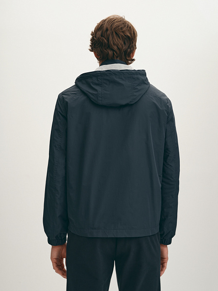 Легкая куртка-ветровка с капюшоном на молнии