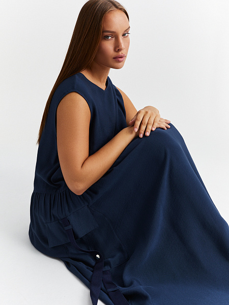 Платье с накладными карманами