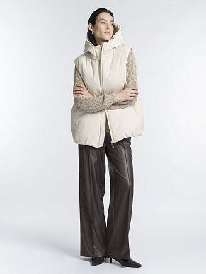 Жилет с капюшоном на синтепоне