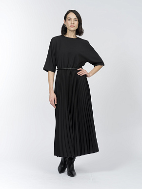 Приталенное платье с юбкой-гофре