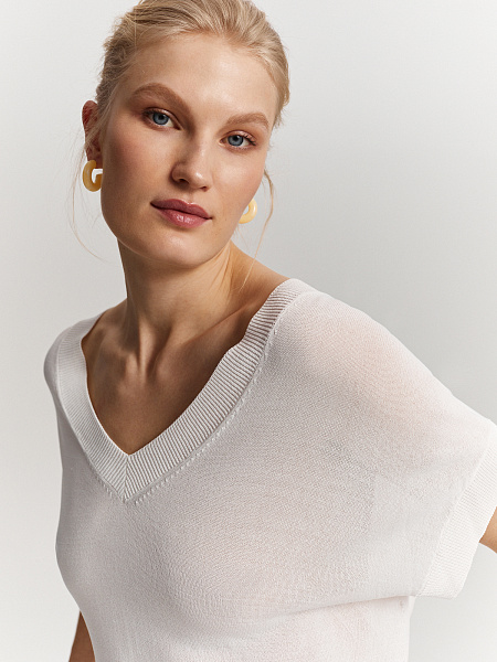 Футболка с V-образным вырезом