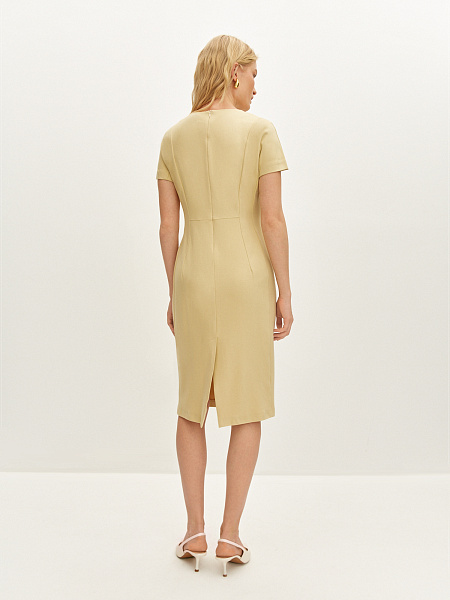 Платье-футляр с коротким рукавом