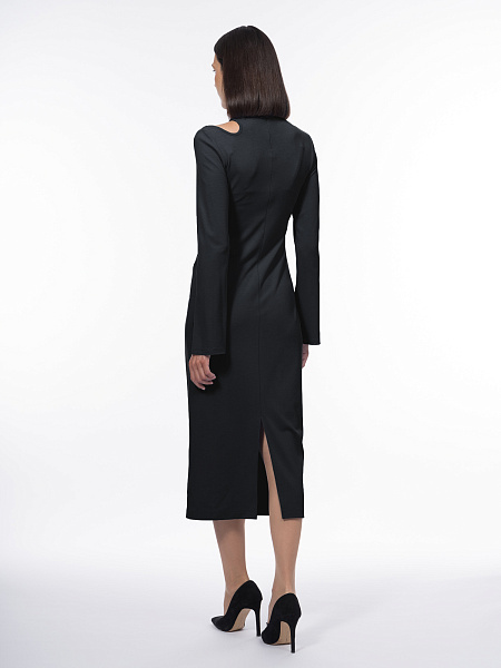 Платье с дизайнерским вырезом на плече и раструбами на рукавах