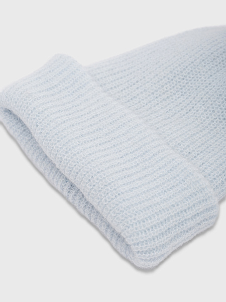 Шапка вязаная голубого оттенка