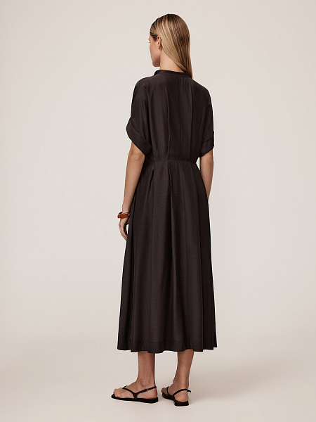 Легкое платье приталенного силуэта