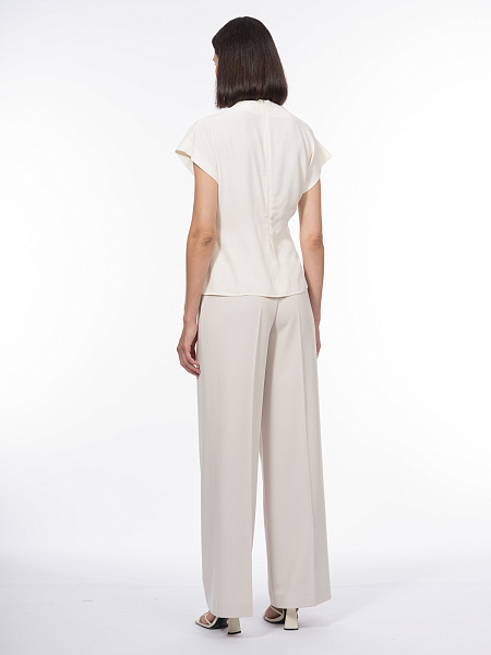 Приталенная блузка с драпировкой