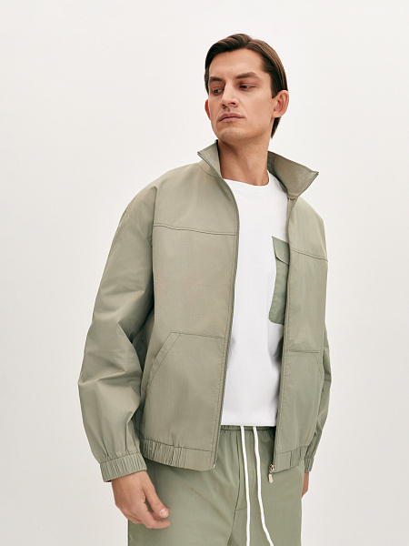 Бомбер в спортивном стиле