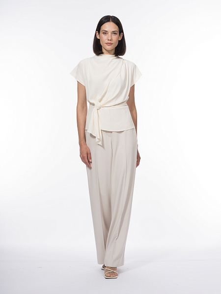 Приталенная блузка с драпировкой