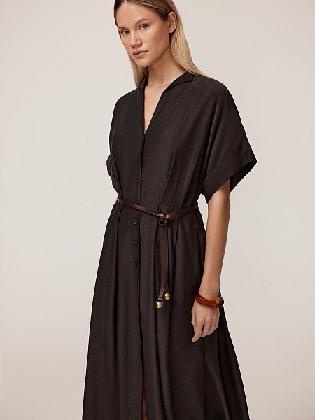 Легкое платье приталенного силуэта