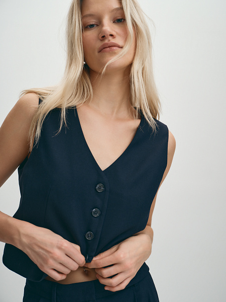 Классический костюмный укороченный жилет