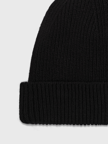 Шапка вязаная черного оттенка