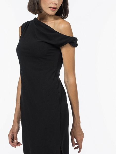 Платье с дизайнерским вырезом горловины