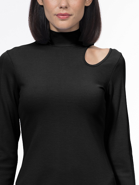 Платье с дизайнерским вырезом на плече и раструбами на рукавах