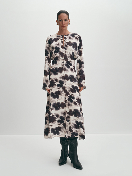 Длинное платье с рукавами