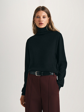 Джемпер с высоким горлом и длинным рукавом