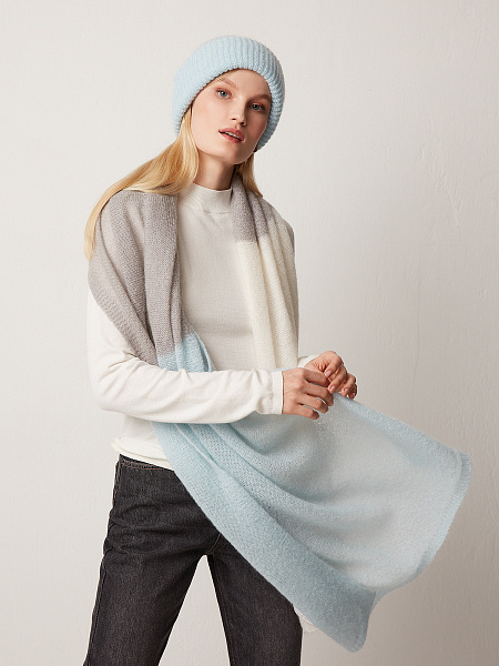 Шапка вязаная голубого оттенка